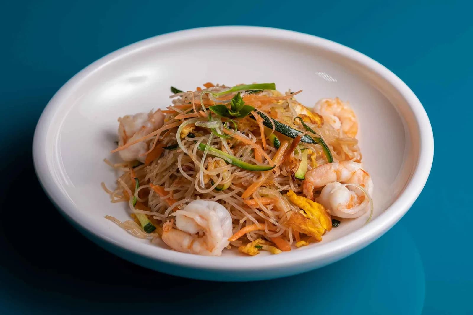 Spaghetti di Riso con Verdure e Gamberi